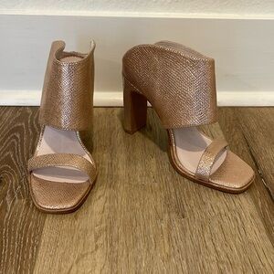 42 Gold -
Rose gold heels
Never worn